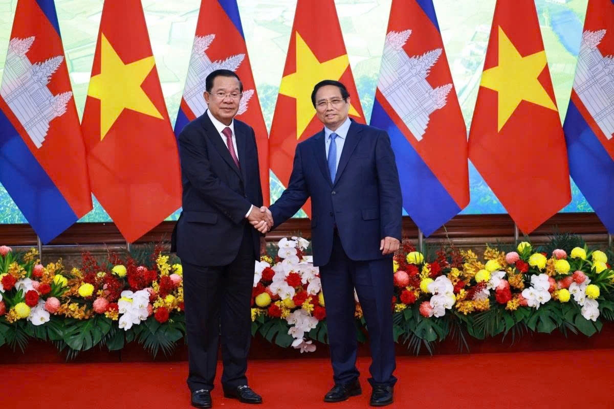 PM Pham Minh Chinh receives Cambodian Senate president Hun Sen